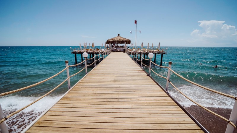 Ramada Resort aan het strand, met een pier waar je drankjes kunt drinken