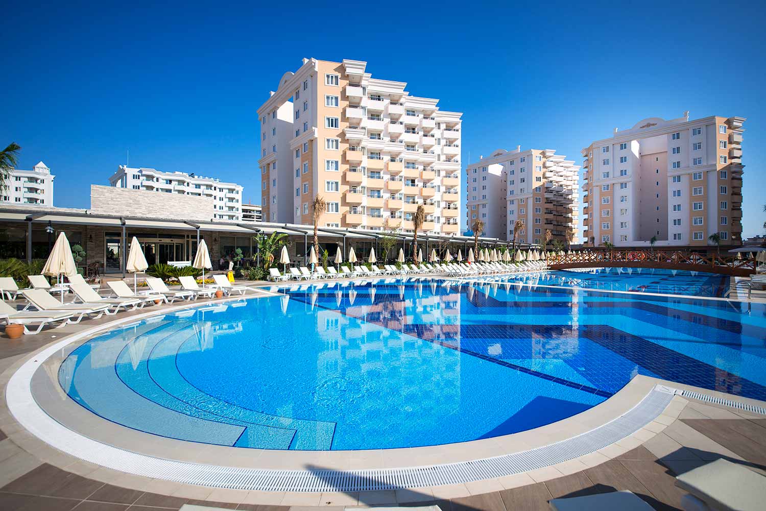 Ramada Resort zwembad van de andere kant, met genoeg plaatsen om te zonnen