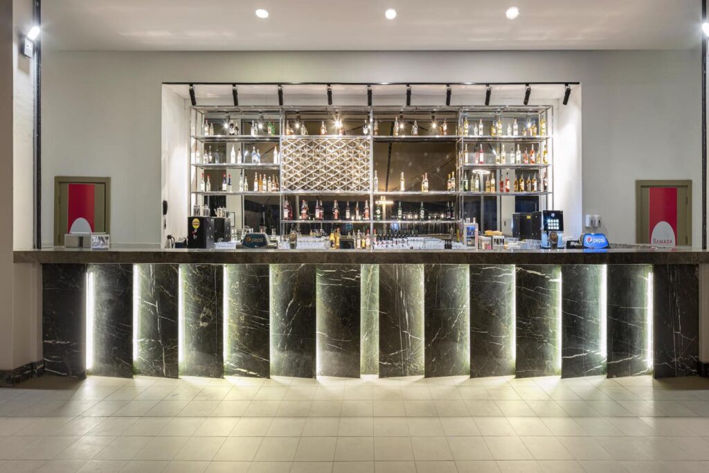 Ramada Resort bij de bar ergens in het resort
