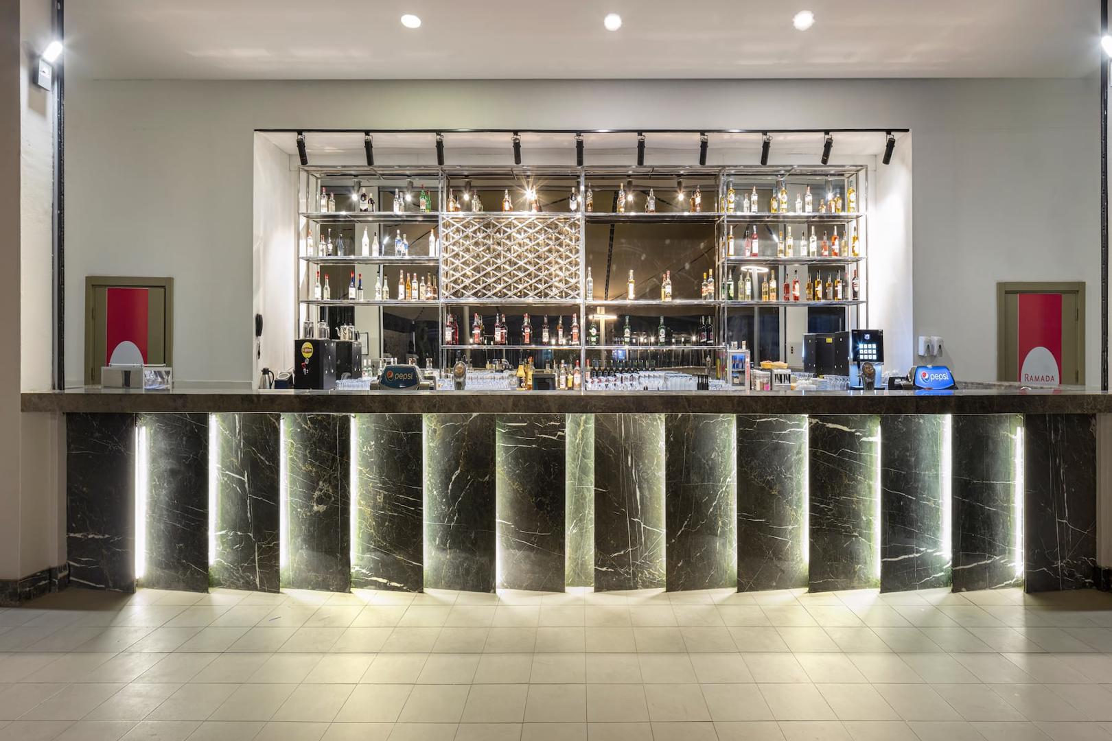 Ramada Resort bij de bar ergens in het resort