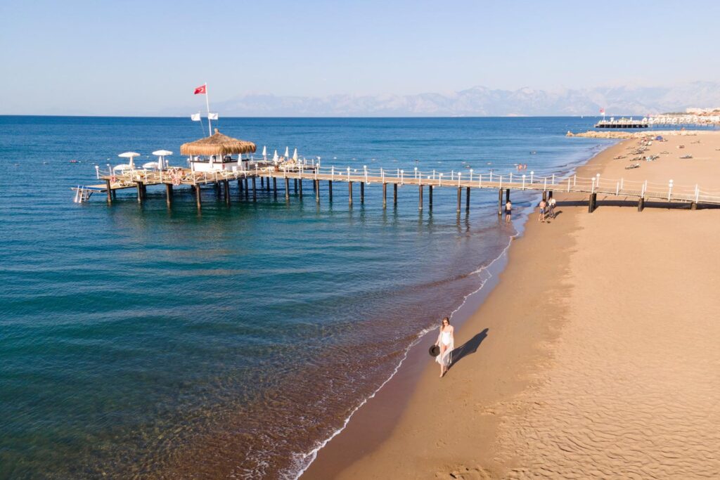 Ramada Resort met het zandstrand waar je heerlijk kunt genieten van de zon